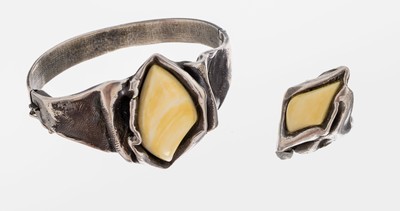 Ausgefallenes Schmuckset, 925er Silber, best. aus: 1 Armreif, ca. 6 x 5 cm, Kastenschloss mit Sicherheitsacht, Klappscharnier, und 1 Ring, RW 54, ...