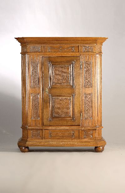 Louis-Seize Schrank, um 1780, Eiche massiv, eintürig, feine Reliefschnitzereien auf der Front und den Seiten, angedeutete Viertelsäulen, weit ...