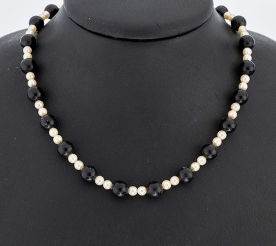 Onyx-Perl-Collier, im Wechsel Onyx-Kugeln, D. ca. 8.1 mm, und Zuchtperlen, D. ca. 4 mm, L. ca. 82 cm, Kugelschließe 835er Silber