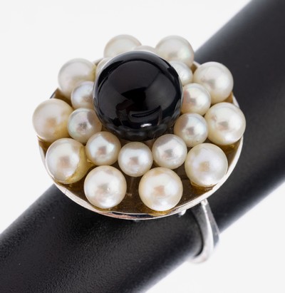 14 kt Gold Onyx-Perl-Ring, WG 585/000, runder Ringkopf, mittig Onyx-Kugel, D. ca. 9 mm, umgeben von Zuchtperlen, D. ca. 3.3-4.2 mm, RW 50, ca. 9.6 g