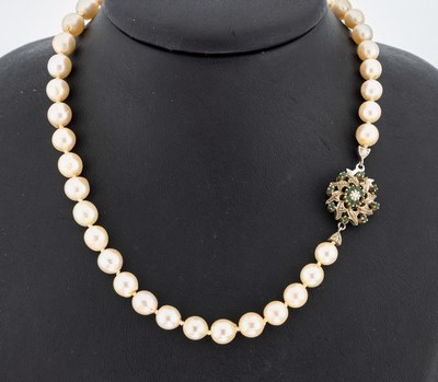 Akoyazuchtperl-Collier mit 18 kt Gold Smaragd-Diamant-Schmuckschließe, WG 750/000, Perlen, D. ca. 7.2-7.8 mm, Steckschließe mit kl. rundfacett. ...