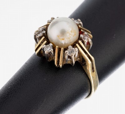 14 kt Gold Perl-Diamant-Ring, GG/WG 585/000, mittig Akoyazuchtperle, D. ca. 6.9 mm, umgeben von 6 kl. in WG gefassten 8/8- Diamanten, RW 50, ca. 4.5 ...
