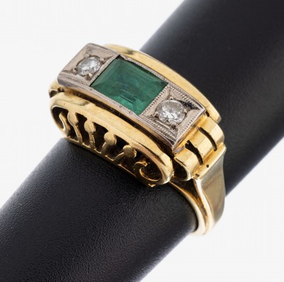 14 kt Gold Smaragd-Diamant-Ring, 1950er Jahre, GG/WG 585/000, mittig Smaragd im Treppenschliff ca. 0.30 ct (besch.), 2 Brillanten zus. ca. 0.10 ct ...