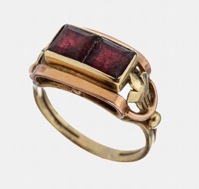 14 kt Gold Granat-Ring, 1940er-50er Jahre, GG/RG 585/000, 2 facett. Granat-Carrees, Ringschultern mit stil. Lilie, RW 53, ca. 4.1 g
