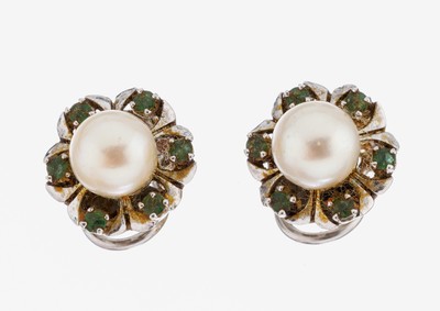 Paar 14 kt Gold Perl-Smaragd-Ohrclips, WG 585/000, blütenf., 2 Akoyazuchtperlen, D. ca. 8 mm, umgeben von kl. rundfacett. Smaragden, ca. 8.6 g, ...