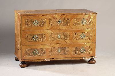 Barock-Kommode, um 1750, Kirschbaumfurnier und z.T. Nußbaumfurnier, doppelt geschweift, Deckplatte,Front und Seiten mit aufwendiger Marketerie, ...