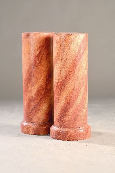 Zwei Blumensäulen/Postamente, 2. Hälfte 20. Jh., Holz rötlich marmoriert, H. ca. 66 cm, D. oben ca. 22 cm