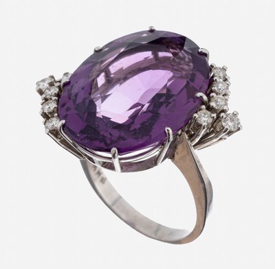 18 kt Gold Amethyst-Brillant-Ring, WG 750/000, ovalfacett. Amethyst ca. 10.0 ct, 10 Brillanten zus. ca. 0.30 ct Weiß/si, RW 59, ca. 13.7 g