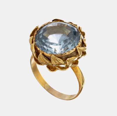 18 kt Gold Farbstein-Ring, GG 750/000, rundfacett. blaue Synthese, Fassung aus Blattornamenten, RW 60, ca. 12.5 g
