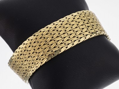 14 kt Gold Armband, GG 585/000, Oberfläche part. strukt., B. ca. 2 cm, L. ca. 19 cm, Kastenschloss mit 2 Sicherheitsachten, ca. 59.3 g