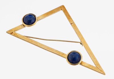 14 kt Gold Lapislazuli-Brosche, GG 585/000,qualitätvolle Verarbeitung, Dreieck, 2 runde Lapislazulicabochons, ca. 8.5 x 4 cm, ca. 24.7g, rs. ...