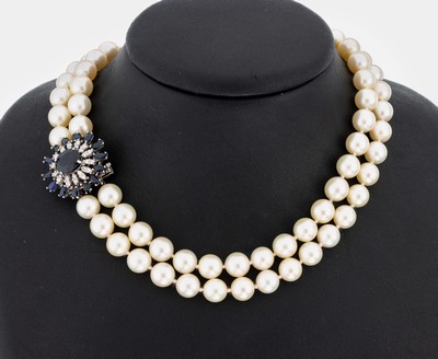 Zuchtperl-Collier mit 18 kt Gold Saphir- Brillant-Schließe, WG 750/000, 2-rhg. Zuchtperlen, D. ca. 8-8.3 mm, Schließe mittig erhaben gefasster ...