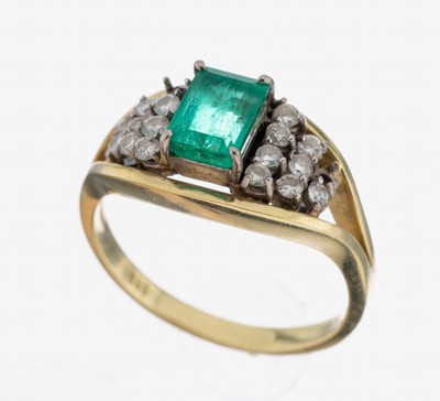 14 kt Gold Smaragd-Brillant-Ring, GG/WG 585/000, mittig erhaben gefasster Smaragd im Emerald Cut ca. 1.20 ct, 16 Brillanten zus. ca. 0.32 ct ...
