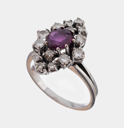 14 kt Gold Rubin-Brillant-Ring, WG 585/000,mittig erhaben gefasster ovalfacett. Rubin ca.1.00 ct, 14 Brillanten zus. ca. 0.56 ct Weiß/si, RW 55, ...