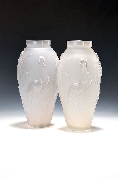 Paar Art Deco-Vasen, Edmond Etling (1909-1940), milchiges Pressglas, Dekor mit Flamingos, 1x am Boden signiert "ETLING FRANCE", Mündungen ...