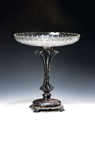 Fußschale des Jugendstil, wohl Frankreich, um 1910, Metall versilbert, Glasschale, am Boden Besitzerstempel "Hotel Terminus, Metz"