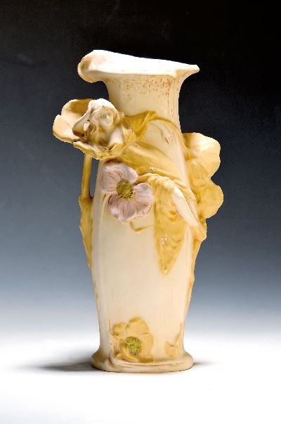 Vase, Royal Dux, Anfang 20.Jh., Keramik, farbig bemalt, organische Form mit plastischen Blüten und einer Dame im Duktus der Zeit, No. 1021, ...