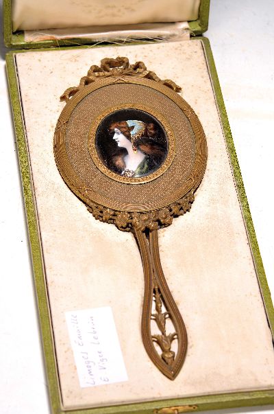 Handspiegel mit Email-Miniatur, Limoges, Frankreich, um 1900, Messing, facettiertes Spiegelglas, rückseitig eingelassene ovale Plakette mit ...
