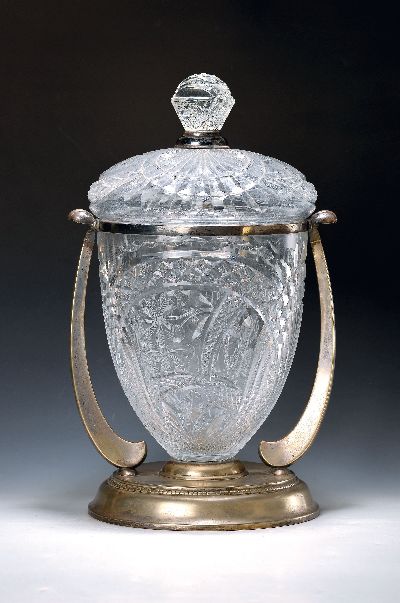 Prunk-Deckelvase oder Pokal, WMF, Geislingen, nach 1910, Glas, geschliffen und geschnittener Dekor, Metallmontur versilbert, Deckel, schwere ...