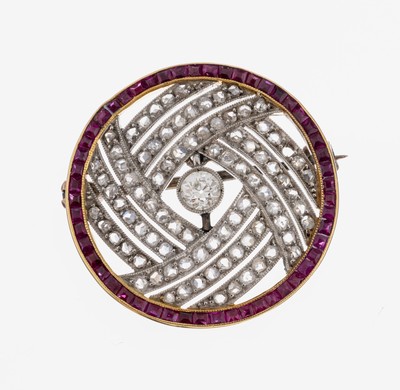 18 kt Gold Diamant-Rubin-Brosche, um 1900, GG 750/000 gepr., runde Gestaltung, mittig Platinornamente, mittig Altschliffdiamant ca. 0.20 ct ...