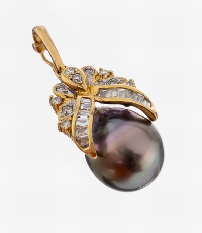 14 kt Gold Perl-Diamant-Clipanhänger, GG 585/000, unrunde Tahitizuchtperlen, D. ca. 11.8 mm, 10 Brillanten und 12 Diamantbaguetteszus. ca. 0.34 ct ...