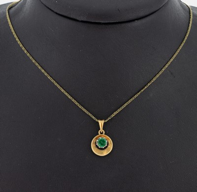 14 kt Gold Smaragd-Anhänger, GG/WG 585/000,in WG gefasster rundfacett. Smaragd ca. 0.42 ct (grav.), ca. 1.3 g, an Kette, Metall verg.,L. ca. 41 cm, ...