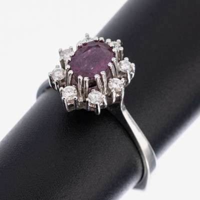 14 kt Gold Rubin-Brillant-Ring, WG 585/000,mittig erhaben gefasster ovalfacett. Rubin ca.0.90 ct, umgeben von 8 Brillanten zus. ca. 0.24 ct ...