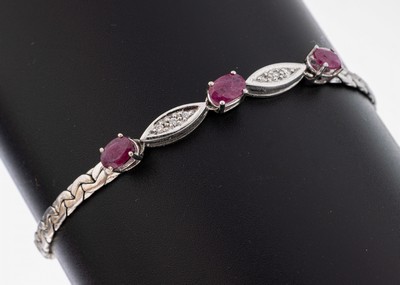 14 kt Gold Rubin-Brillant-Armband, WG 585/000, 3 ovalfacett. Rubine zus. ca. 1.80 ct, 6 Brillanten zus. ca. 0.04 ct Weiß/si, L. ca. 19.5 cm, ...