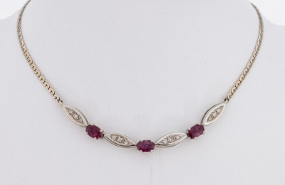 14 kt Gold Rubin-Brillant-Collier, WG 585/000, 3 ovalfacett. Rubine zus. ca. 1.80 ct, 12 Brillanten zus. ca. 0.12 ct Weiß/p, L. ca. 42 cm, ...