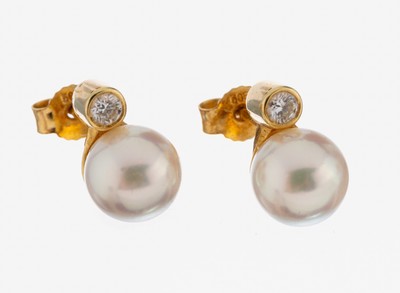 Paar 14 kt Gold Perl-Diamant-Ohrstecker, GG585/000, 2 Zuchtperlen, D. ca. 8.2 mm, 2 Brillanten zus. ca. 0.10 ct Weiß/si, ca. 3.6 g