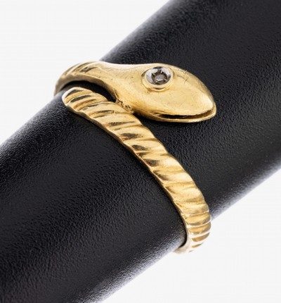 18 kt Gold Diamant-Schlangenring, GG 750/000, Kopf mit kl. 8/8-Diamant, RW 51, ca. 2.2 g