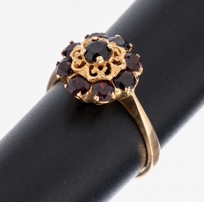 14 kt Gold Granat-Ring, GG 585/000, blütenf. Ringkopf, 9 rundfacett. Granate, RW 60, ca. 4.7 g