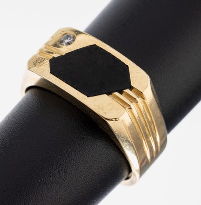 14 kt Gold Onyx-Brillant-Ring, GG 585/000, Onyx-Einlage, 1 Brillant ca. 0.04 ct Weiß/p, Ringschultern gerillt, RW 59, ca. 8.1 g