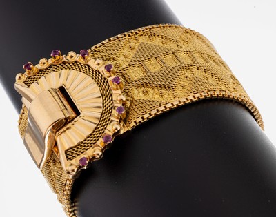 18 kt Gold Rubin-Armband, 1960er Jahre, GG 750/000, aufwendige Arbeit, geprägtes Muster, B. ca. 3 cm, 8 kl. rundfacett. Rubine, L. ca. 19 cm, ...