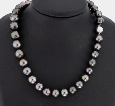 Tahitizuchtperl-Collier mit 14 kt Gold Schließe, WG 585/000, 37 unrunde Perlen, D.ca. 10.7-13.2 mm, L. ca. 45 cm, Kugelschließe sat.