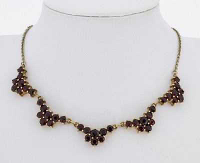 8 kt Gold Granat-Collier, GG 333/000, 5- tlg. Mittelteil, rundfacett. Granate, L. ca. 44.5 cm, Federringschließe, ca. 16.2 g
