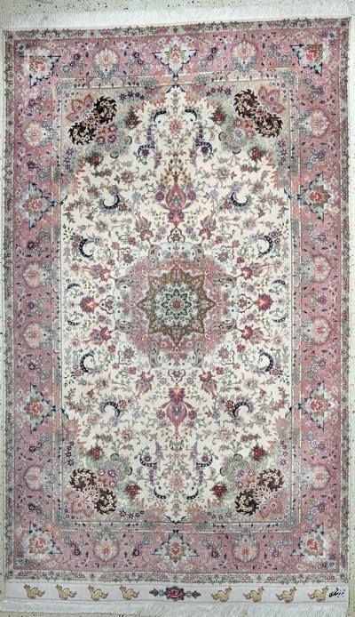 Täbriz fein Persien, signiert"Shekari", datiert 1371(1993), Korkwolle mit und auf Seide, ca. 300 x 180 cm, ca. 640.000 Kn/qm, gereinigt, ...