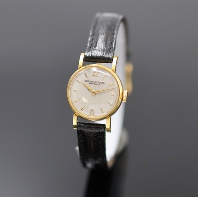 IWC Damenarmbanduhr in GG 750/000, Schweiz um 1953, Handaufzug, Boden u. Glasrand aufgedr., silb. Zifferbl. rest., gold. Std.- Ind. u. Zeiger, Kal. ...
