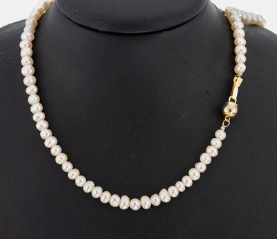 Zuchtperl-Collier, unrunde Zuchtperlen, D. ca. 5-6.2 mm, L. ca. 61.5 cm, Kastenschloss Metall verg.