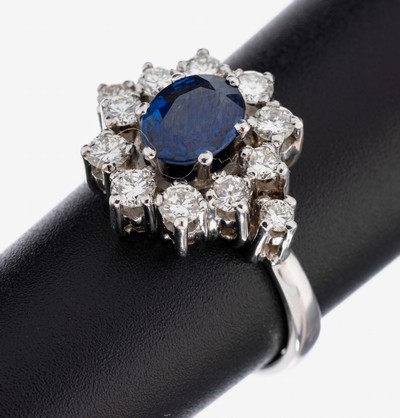 14 kt Gold Saphir-Brillant-Ring, WG 585/000, ovalfacett. Saphir ca. 1.60 ct, 12 Brillanten zus. ca. 1.0 ct Weiß/si, RW 56, ca.6.3 g