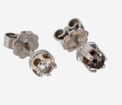 Paar 14 kt Gold Brillant-Ohrstecker, WG 585/000, 2 Brillanten zus. ca. 0.40 ct Weiß und Braun/si