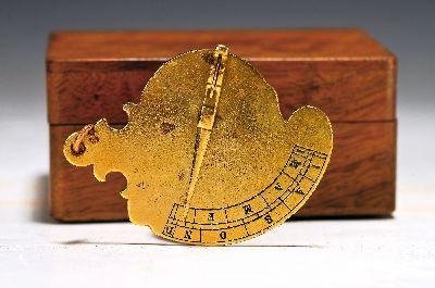 Sonnenuhr vertikal, als Anhängeuhr, Böhmen um 1780/1820, Messing, in sog. "barocker Wappenform", beidseitig graviert, vorderseitig ...