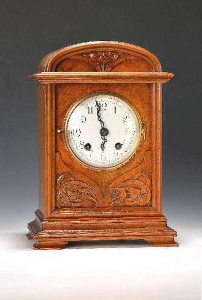 Tischuhr, Uhrenmanufaktur Furtwängler, um 1910/20, Holzgehäuse mit Jugendstil- Ornamentik, Glasdeckel, Emailzifferblatt, stiltyp. Zeiger, Türe hi. ...