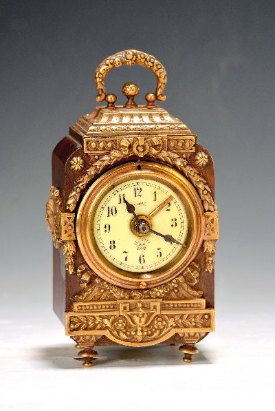 Kleiner Lenzkirch Tischwecker, um 1893, Holzgehäuse mit verzierten Messingguss Applikationen besetzt, beigefarbenes Emailzifferblatt, ...