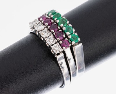 14 kt Gold Farbstein-Diamant-Ringtrio, WG 585/000, 1 x 5 rundfacett. Smaragde zus. ca. 0.25 ct, 1 x 5 rundfacett. Rubine zus. ca. 0.25 ct, 1 x 5 ...