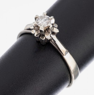 18 kt Gold Brillant-Ring, WG 750/000, Brillant ca. 0.18 ct (grav.) Weiß/si, RW 55, ca. 2.6 g, neue Rhod. empfohlen