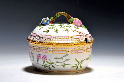 Deckeldose/Deckelsauciere, Royal, Copenhagen, Flora Danica, Cerastium alpinum Vahl, Porzellan, feine Handbemalung, Goldstaffage, Asthenkel mit ...