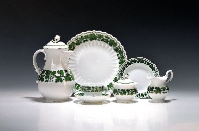 Kaffeeservice Weinlaub, Meissen, 20.Jh., Porzellan, 6 Tassen (1x 2.Wahl) mit UT, 6 Kuchenteller D. 17cm, Kaffeekanne (Deckelrose min. best.), ...