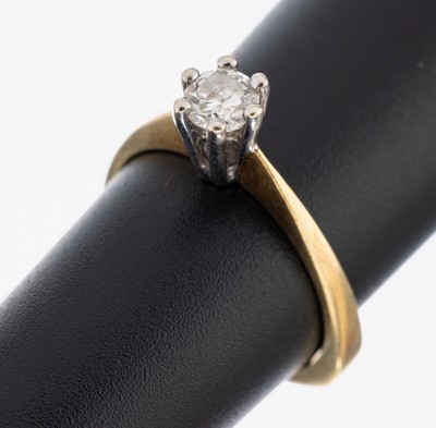 14 kt Gold Brillant-Ring, GG/WG 585/000, inWG gefasster Brillant ca. 0.33 ct Weiß/p, RW 52, ca. 3.4 g