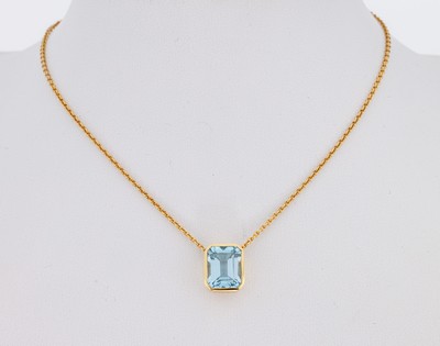 14 kt Gold Topas-Anhänger, GG 585/000, Blautopas (beh.) im Treppenschliff ca. 4.80 ct, schlichte Fassung, an Kette, GG 585/000, L. ca. 40 cm, ...